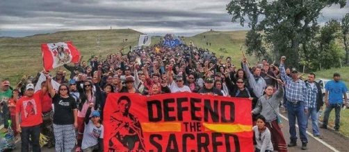 Una delle manifestazioni di protesta delle tribù native contro l'oleodotto