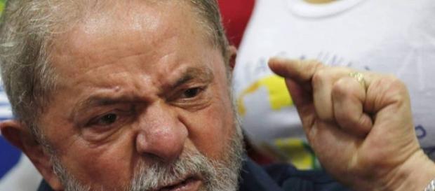 Ex-presidente 'ataca' a Lava-Jato, tentando se defender de acusações de corrupção Ex-presidente 'ataca' a Lava-Jato, tentando se defender de acusações de corrupção
