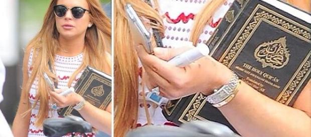 Foto em que Lindsay aparece segurando o Alcorão Foto em que Lindsay aparece segurando o Alcorão