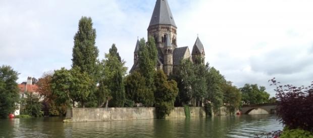 Il Tempio Riformato di Metz si affaccia sulla Mosella Il Tempio Riformato di Metz si affaccia sulla Mosella