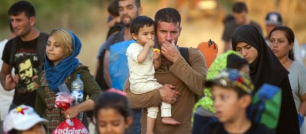 A imigração faz com que, a cada ano, as populações europeias aumentem e as dos países vizinhos, diminuam A imigração faz com que, a cada ano, as populações europeias aumentem e as dos países vizinhos, diminuam