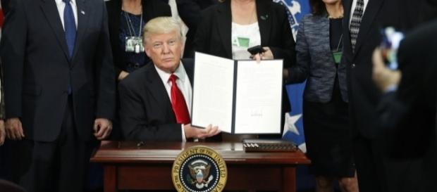 Trump assina ordem que dará inicio a construção do muro na fronteira com o México. Trump assina ordem que dará inicio a construção do muro na fronteira com o México.