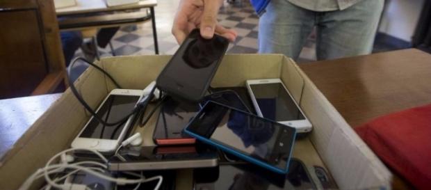 Ultime news scuola, mercoledì 25 gennaio 2017: cellulare sequestrato, lo studente denuncia la scuola Ultime news scuola, mercoledì 25 gennaio 2017: cellulare sequestrato, lo studente denuncia la scuola