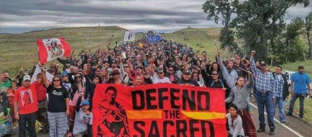 Una delle manifestazioni di protesta delle tribù native contro l'oleodotto Una delle manifestazioni di protesta delle tribù native contro l'oleodotto