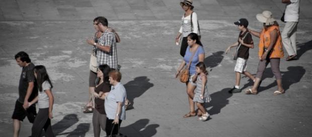 Ya no emigran los hombres solos Ya no emigran los hombres solos