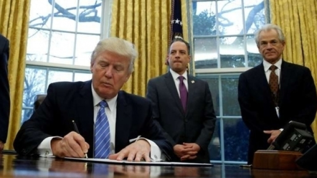 Donald Trump firma más decretos y quita a EE.UU. del acuerdo de libre - clarin.com