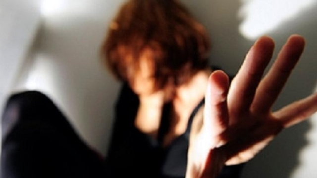 Donna segregata in casa per due mesi