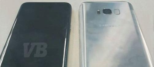 Samsung Galaxy S8 in un'immagine reale fronte/retro