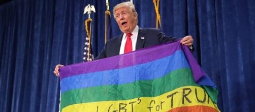 Donald Trump con lo striscione LGBTQ