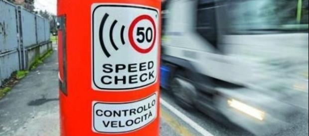 Autovelox: una multa per eccesso di velocità in centro abitato è nulla se non c'è la pattuglia. Autovelox: una multa per eccesso di velocità in centro abitato è nulla se non c'è la pattuglia.