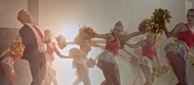 Donald Trump Parodie tanzt im mit heißen Cheerleadern / Fotos: Ego Italy; PMStudios Donald Trump Parodie tanzt im mit heißen Cheerleadern / Fotos: Ego Italy; PMStudios