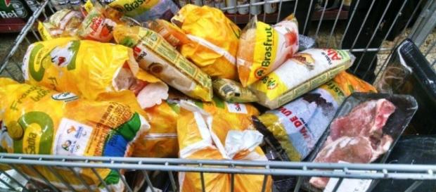 Produtos são vendidos fora do prazo de validade Produtos são vendidos fora do prazo de validade
