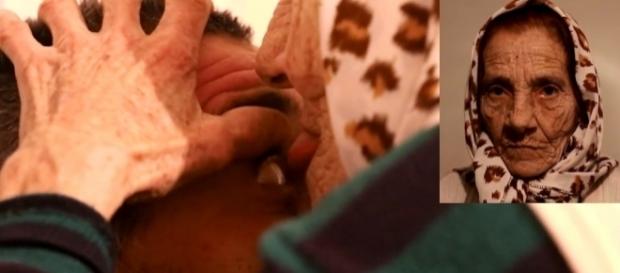 Hava Celebic, mais conhecida como Nana Hava, ganha a vida lambendo os olhos das pessoas (Crédito: YouTube/CatersClips) Hava Celebic, mais conhecida como Nana Hava, ganha a vida lambendo os olhos das pessoas (Crédito: YouTube/CatersClips)