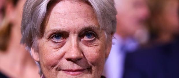 Marianne a publié les deux notes de lecture de P. Fillon pour la Revue des Deux Mondes, elle a donc travaillé deux heures Marianne a publié les deux notes de lecture de P. Fillon pour la Revue des Deux Mondes, elle a donc travaillé deux heures