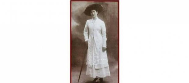 Nella locandina della mostra una foto giovanile di Enrica Calabresi Nella locandina della mostra una foto giovanile di Enrica Calabresi