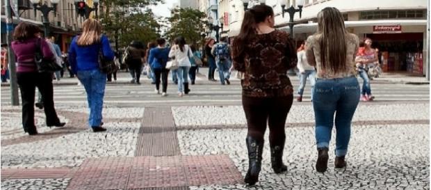 Projeto prevê multa para quem passar 'cantada', em Curitiba Projeto prevê multa para quem passar 'cantada', em Curitiba
