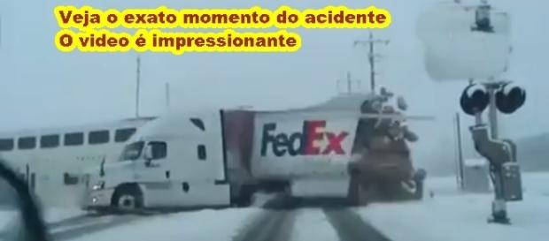 Uma carreta foi partida ao meio por um trem Uma carreta foi partida ao meio por um trem