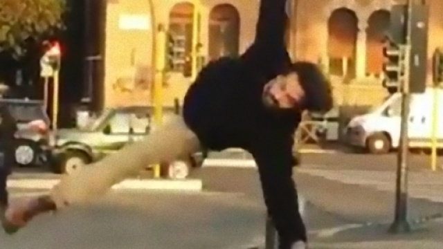 Gianni Sperti mostra il suo fisico al top.