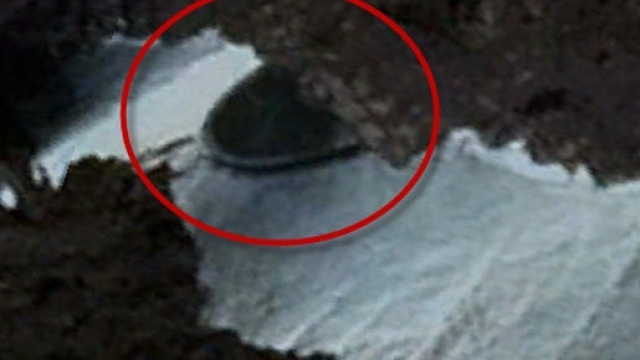 Immagine del presunto Ufo scoperto in Antartide.