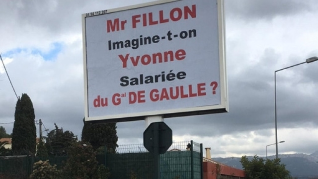 Le publicitaire Michel-Ange Flori a mobilisé l'un de ses panneaux à La Seyne (Var) pour évoquer le Penelopegate