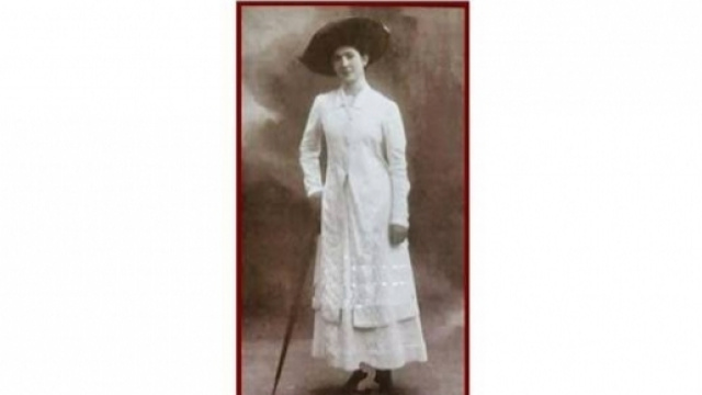 Nella locandina della mostra una foto giovanile di Enrica Calabresi