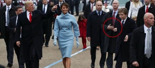 Il mistero della mano della guardia del corpo di Trump.