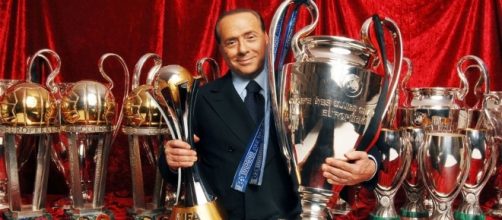 Il Presidente Berlusconi attorniato dai trofei conquistati dalla sua presidenza (Foto today.it)