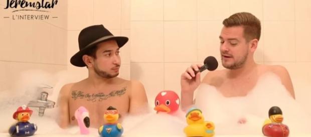 Axel balance tout en interview dans le bain de Jeremstar Axel balance tout en interview dans le bain de Jeremstar