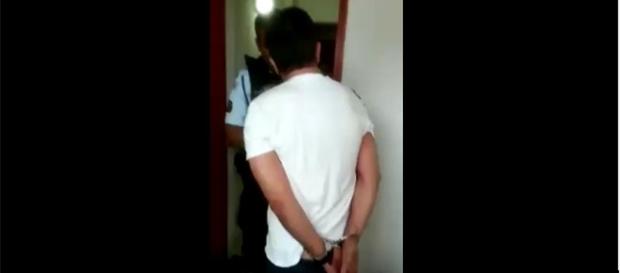 Cantor famoso é detido pela Polícia (foto: reprodução Youtube) Cantor famoso é detido pela Polícia (foto: reprodução Youtube)