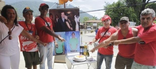 Com ironia, bombeiros levam bolo para Cabral Com ironia, bombeiros levam bolo para Cabral