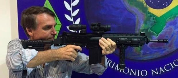Deputado Jair Bolsonaro defende o direito de as pessoas terem uma arma em casa Deputado Jair Bolsonaro defende o direito de as pessoas terem uma arma em casa