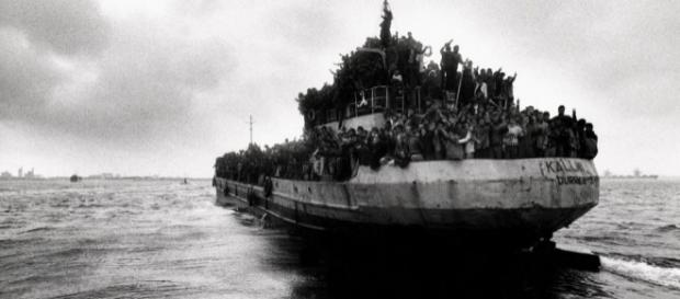 Mamma e figlio si riabbracciano. Storia di immigrazione a lieto fine Mamma e figlio si riabbracciano. Storia di immigrazione a lieto fine