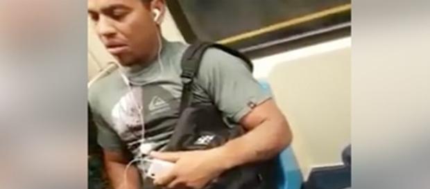 Passageiro não se importa em estar em local público. Passageiro não se importa em estar em local público.