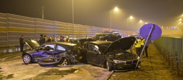 Z jaką prędkością gnała limuzyna wioząca Macierewicza? (fot. wyborcza.pl) Z jaką prędkością gnała limuzyna wioząca Macierewicza? (fot. wyborcza.pl)