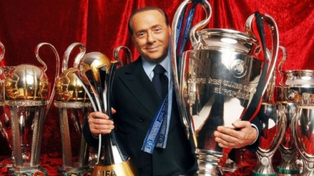 Il Presidente Berlusconi attorniato dai trofei conquistati dalla sua presidenza (Foto today.it)