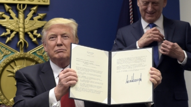 Trump ha appena firmato un decreto per tenere lontani i terroristi. Foto: pressdemocrat