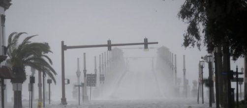 L'ouragan Matthew, affaibli, longe la côte est des Etats-Unis - voaafrique.com