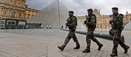 Parigi: militare spara a presunto terrorista. "Allah Akbar" l'urlo dell'uomo di fronte al Louvre