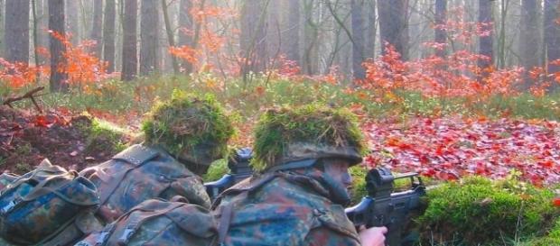 Deutsche Soldaten bei einer Übung. (Foto: Daniel Budde / Wikimedia Commons/ CC BY-SA 3.0 / Gesicht verfremdet) Deutsche Soldaten bei einer Übung. (Foto: Daniel Budde / Wikimedia Commons/ CC BY-SA 3.0 / Gesicht verfremdet)