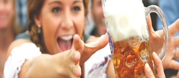Mulheres que bebem cerveja dificilmente enfartam, diz estudo Mulheres que bebem cerveja dificilmente enfartam, diz estudo