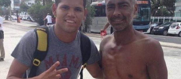 Quase irreconhecível, Romário posta ao lado de fã e chama atenção pela magreza Quase irreconhecível, Romário posta ao lado de fã e chama atenção pela magreza