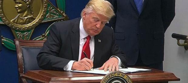 Radikaldekret: Präsident Trump verbietet Bürgern bestimmter Staaten die Einreise. (Fotoverantw./URG Suisse: Blasting.News Archiv) Radikaldekret: Präsident Trump verbietet Bürgern bestimmter Staaten die Einreise. (Fotoverantw./URG Suisse: Blasting.News Archiv)