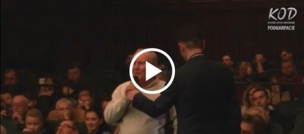 Zgromadzeni na sali ludzie wpadli w niemałą konsternację. Zgromadzeni na sali ludzie wpadli w niemałą konsternację.
