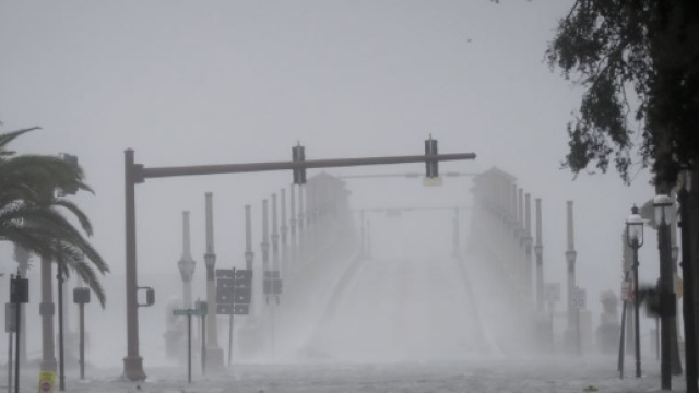 L'ouragan Matthew, affaibli, longe la côte est des Etats-Unis - voaafrique.com