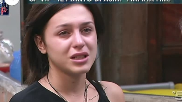 Le lacrime di Asia Mosetti - virgilio.it