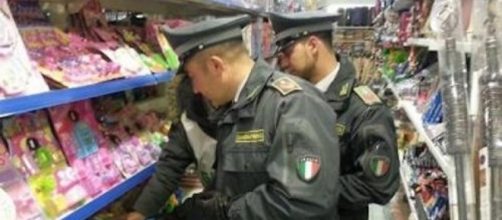 Continuano i sequestri di giocattoli contraffatti e pericolosi da parte delle forze dell'ordine.