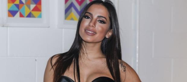 Anitta teve postura criticada após encontro com fãs em Belém. Anitta teve postura criticada após encontro com fãs em Belém.