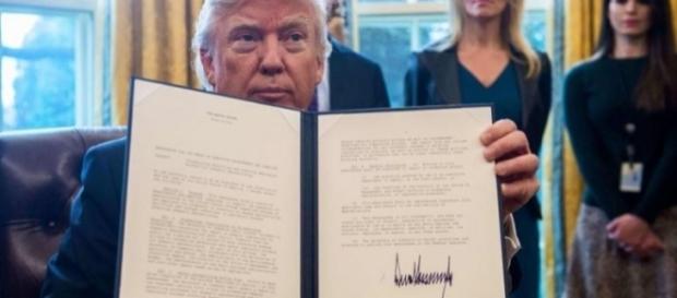 Donald Trump trzymający dekret o zakazie wstępu dla muzułmańskich migrantów (fot. thesun.co.uk) Donald Trump trzymający dekret o zakazie wstępu dla muzułmańskich migrantów (fot. thesun.co.uk)