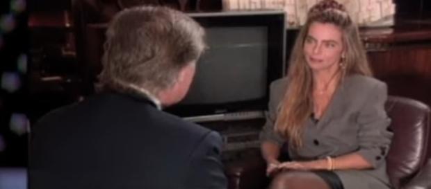 Em meados de 1990, Donald Trump concedeu uma entrevista a Bruna Lombardi Em meados de 1990, Donald Trump concedeu uma entrevista a Bruna Lombardi