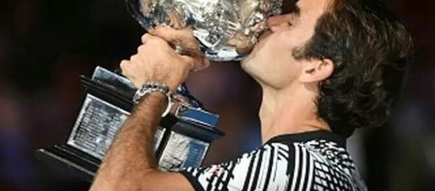 Roger Federer levanta seu quinto troféu do Australian Open aos 35 anos Roger Federer levanta seu quinto troféu do Australian Open aos 35 anos
